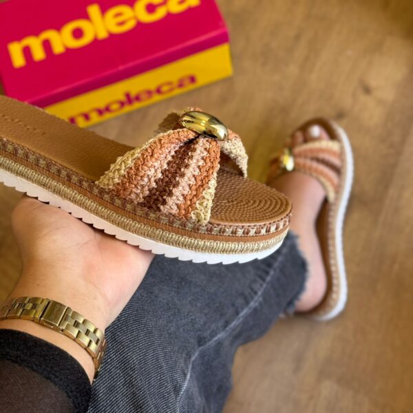 Rasteira Moleca Detalhe Dourado Circular 5447.525 - Imagem 4
