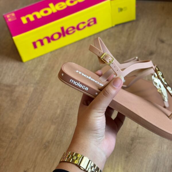 Sandália Rasteira Moleca Detalhe Dourado na Tira 5552.201 - Imagem 8