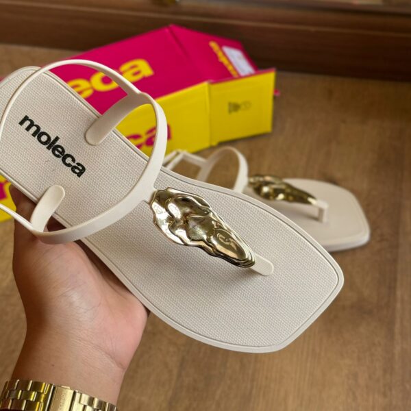 Sandália Rasteira Moleca Detalhe Dourado na Tira 5552.201 - Imagem 2