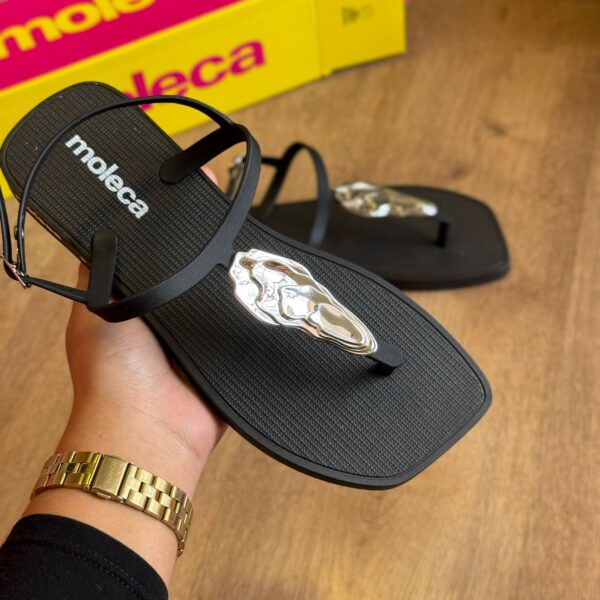 Sandália Rasteira Moleca Detalhe Dourado na Tira 5552.201 - Imagem 5
