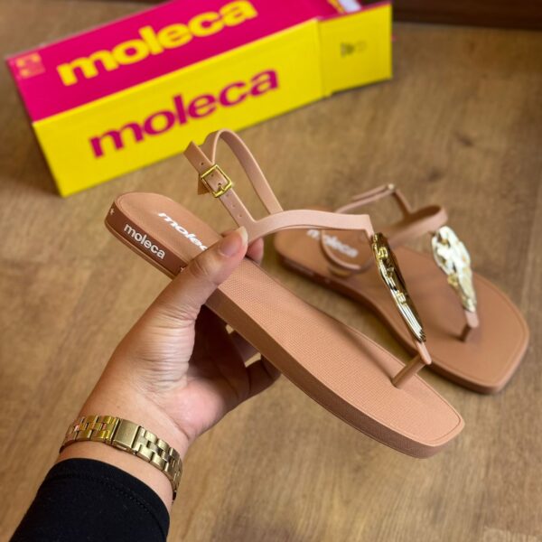 Sandália Rasteira Moleca Detalhe Dourado na Tira 5552.201 - Imagem 10