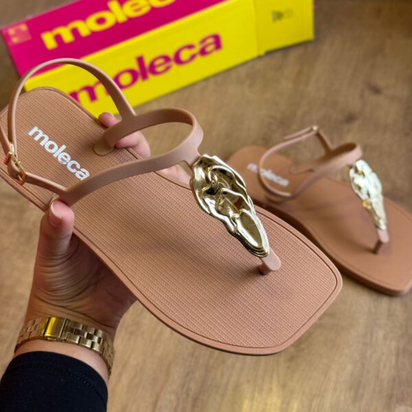 Sandália Rasteira Moleca Detalhe Dourado na Tira 5552.201 - Imagem 7