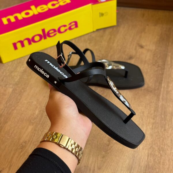 Sandália Rasteira Moleca Detalhe Dourado na Tira 5552.201 - Imagem 9