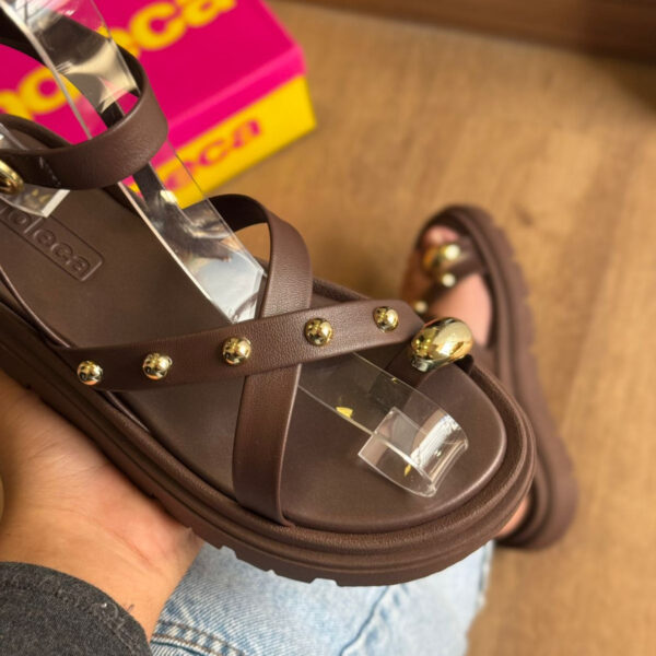 Sandália Moleca com Ajuste e Detalhes Dourados 5504.113 - Imagem 2