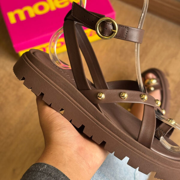 Sandália Moleca com Ajuste e Detalhes Dourados 5504.113 - Imagem 3