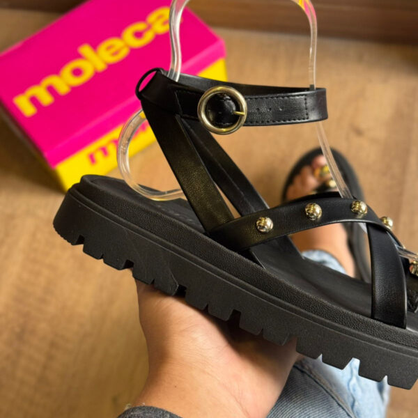 Sandália Moleca com Ajuste e Detalhes Dourados 5504.113 - Imagem 6