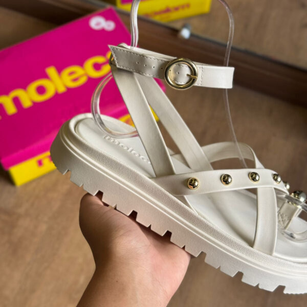 Sandália Moleca com Ajuste e Detalhes Dourados 5504.113 - Imagem 7