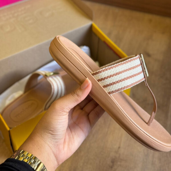 Sandália Moleca Tiras Grossa com Pequeno Detalhe Dourado 5525.109 - Imagem 8