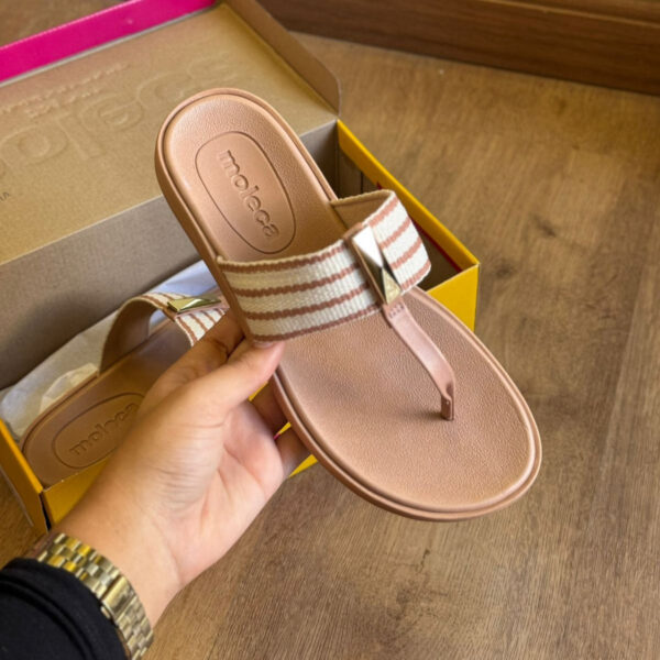Sandália Moleca Tiras Grossa com Pequeno Detalhe Dourado 5525.109 - Imagem 10