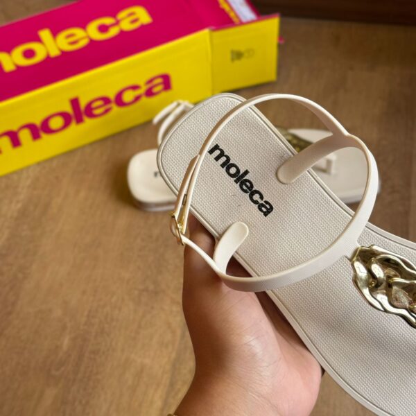 Sandália Rasteira Moleca Detalhe Dourado na Tira 5552.201 - Imagem 3
