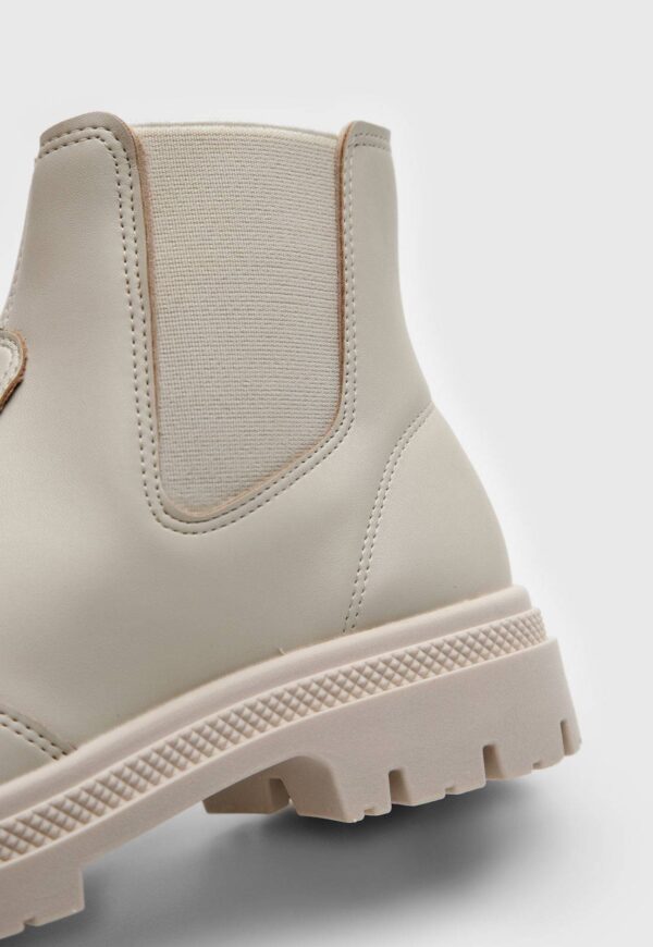 Bota Chelsea Moleca Cano Baixo Off-White - Imagem 4
