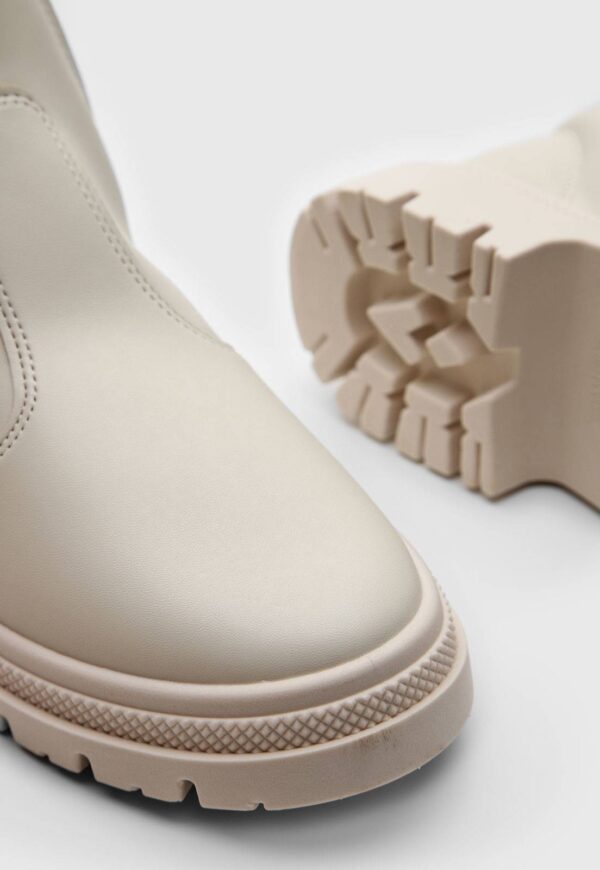 Bota Chelsea Moleca Cano Baixo Off-White - Imagem 5