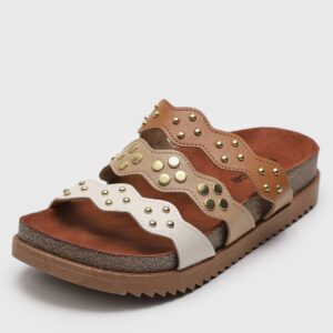 Rasteira Moleca Tachas Marrom